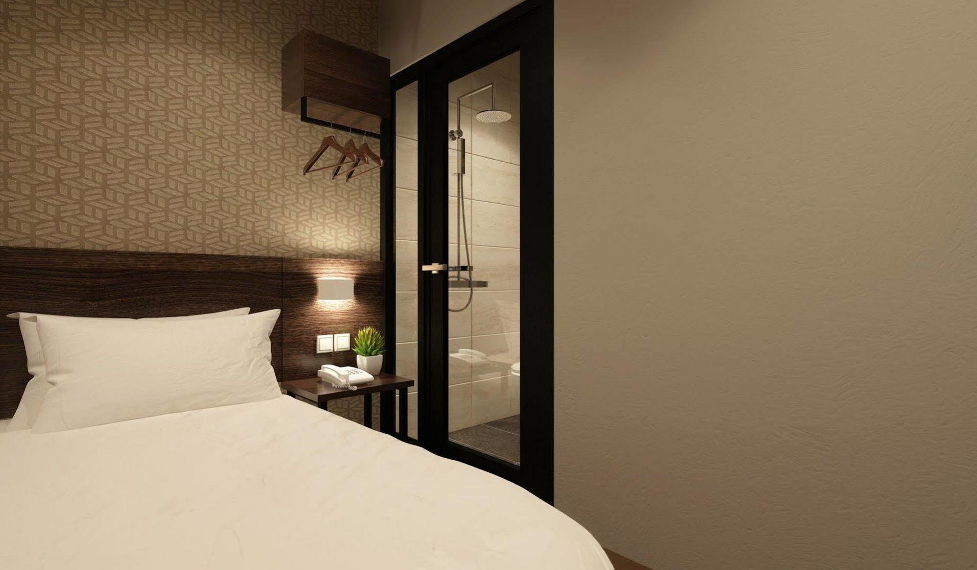 The Square Hotel Скудай Екстер'єр фото