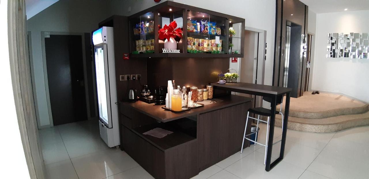 The Square Hotel Скудай Екстер'єр фото